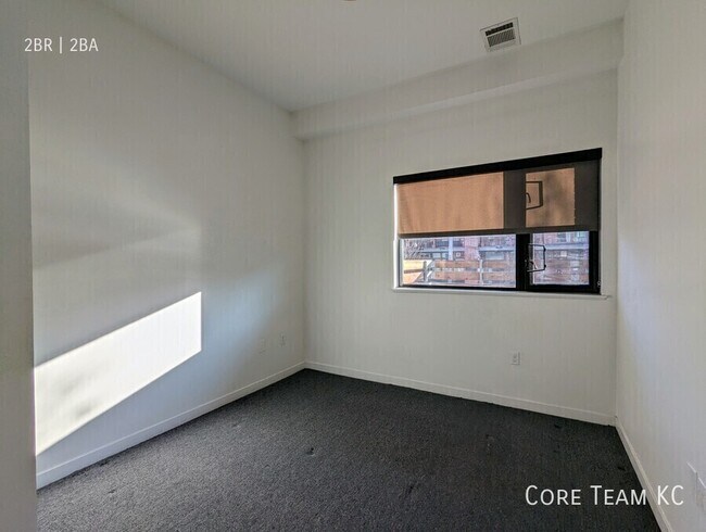 Building Photo - 662 E 63rd St