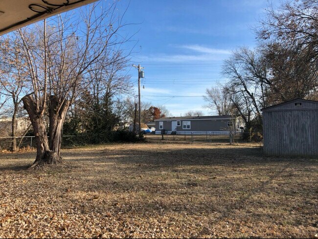 Building Photo - 1203 E Pecan St