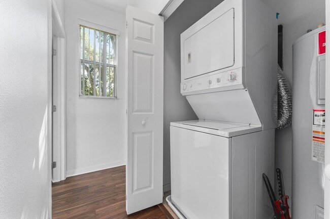 Building Photo - 3-Bedroom, 3-Bath Townhouse in Four Corner...