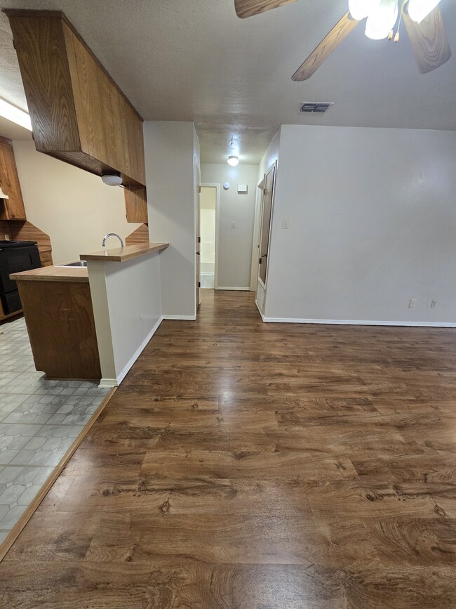 Building Photo - 16044 Pawnee Dr