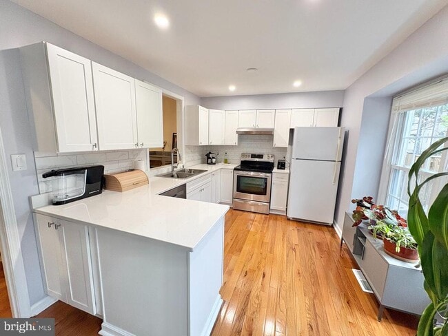 Building Photo - 9710 Lakepointe Dr