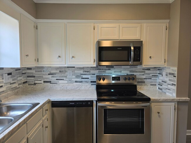 Building Photo - Welcome to Your Stylish New Townhome!
