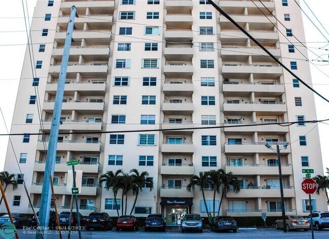 Building Photo - 900 NE 18th Ave