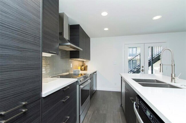 Building Photo - 1410 Hyde Park Blvd