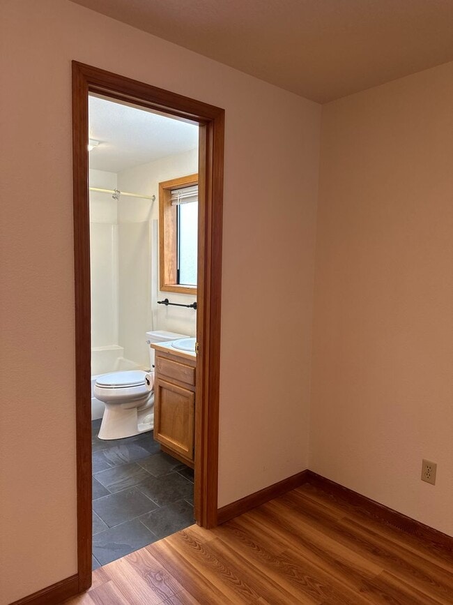 Building Photo - Updated SW Bend Home with Large Backyard!