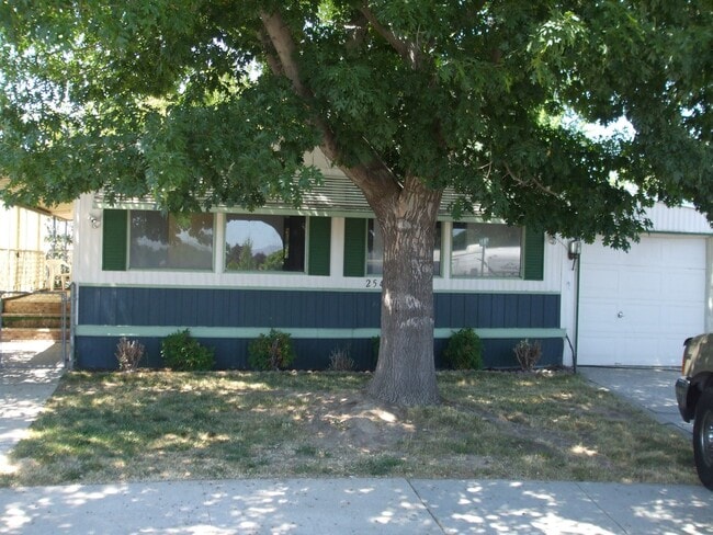 Building Photo - $500 rent credit for approved tenant. 3 bed 2 bath manufactured with new flooring