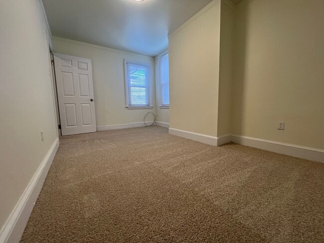 Building Photo - Updated 2BR Townhome with office & parking spot!