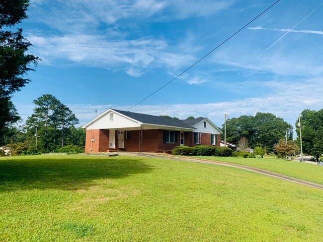 Building Photo - Welcome home! 3 bed, 1.5 bath, newly renov...
