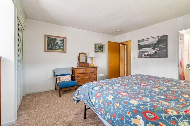 Building Photo - Charming 3-bdrm/2-bath Mid-Century ranch—A...