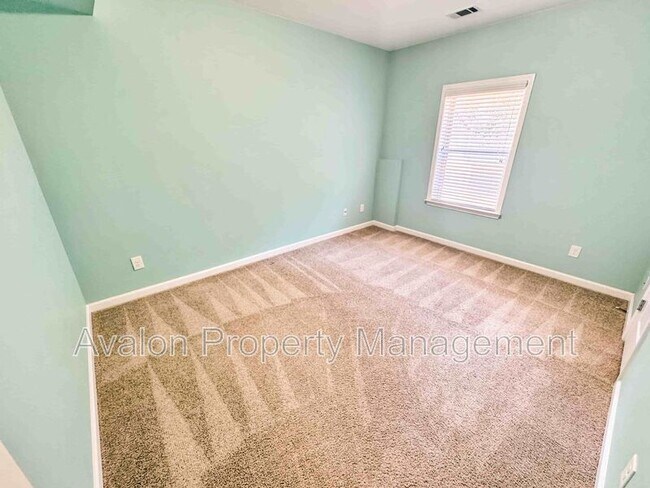 Building Photo - 2435 Manor View