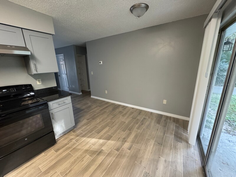 Building Photo - 10469 Eastside Ave