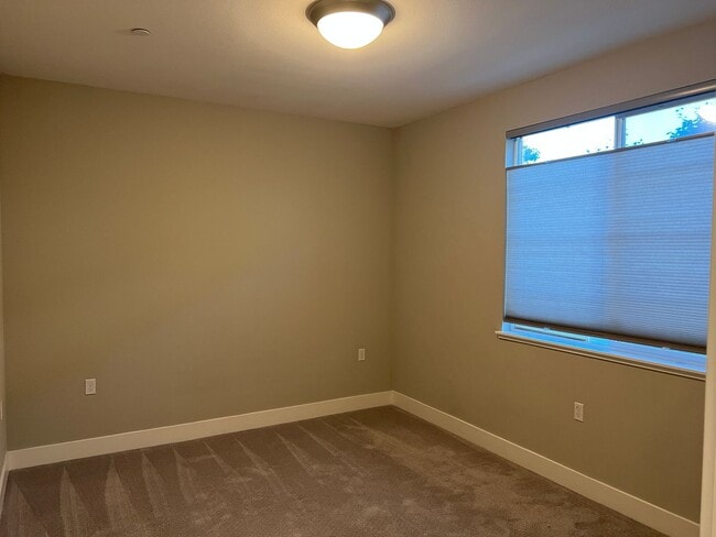 Building Photo - CONTEMPORARY BRIGHT SPACIOUS TOWNHOME WITH...