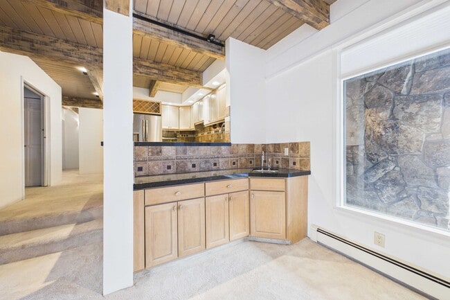 Building Photo - 651 S Monarch St