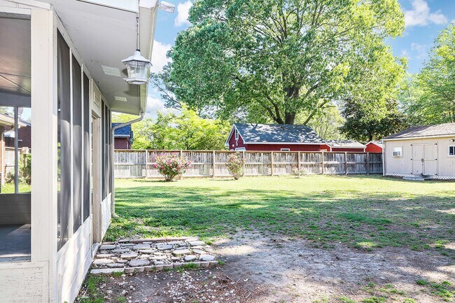 Building Photo - 1510 Crescent Dr