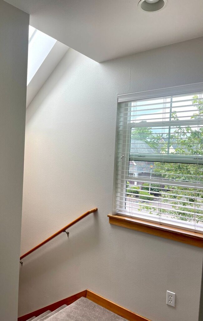 Building Photo - Desirable Downtown Poulsbo Place condo