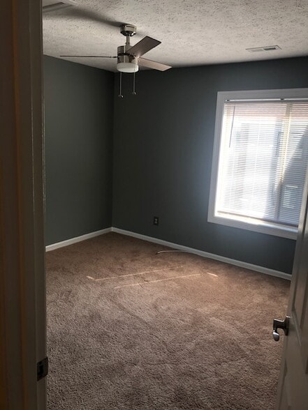Spacious bedroom - 22 Wells Ct