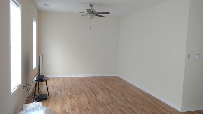 Building Photo - Spacious & Modern 3Bd|2Ba House tucked awa...