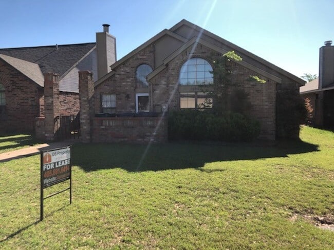 Primary Photo - 3 bedroom, 2 bath 2 car garage home for re...