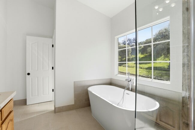 Building Photo - Beautiful Gated Country Property