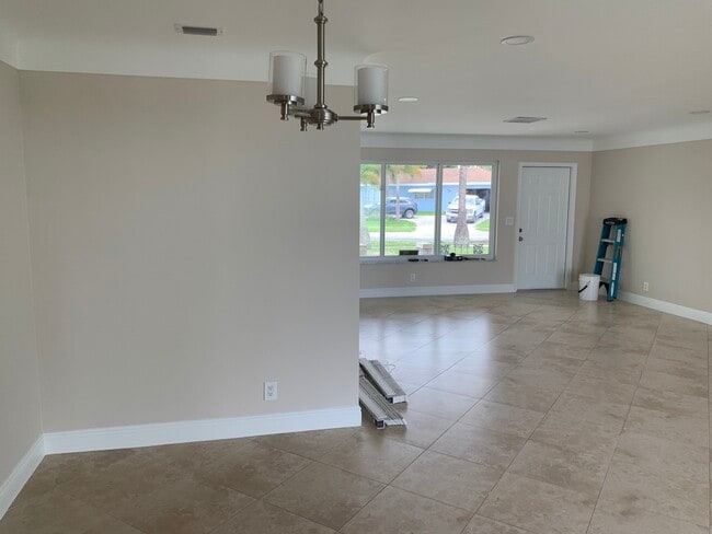 Building Photo - 580 NW 13th Dr