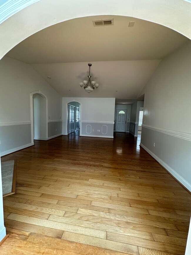 Building Photo - 105 Calcite Dr