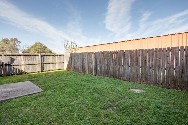 Building Photo - IMMEDIATE MOVE IN!!!  3 bedroom 3 Bathroom Duplex Next Door to Blinn!