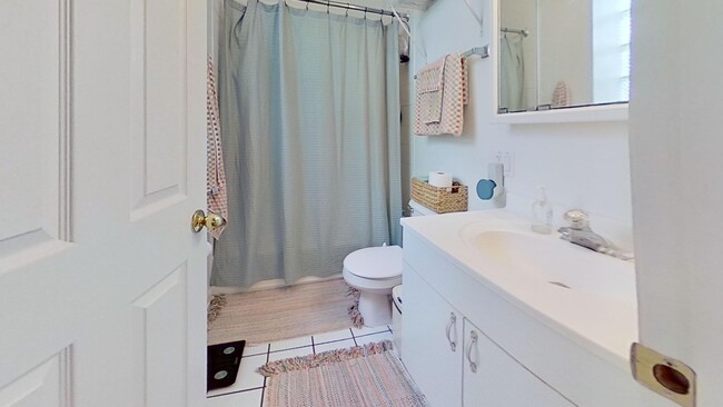 Building Photo - Top Floor East Lakeview 2 Bed/2 Bath