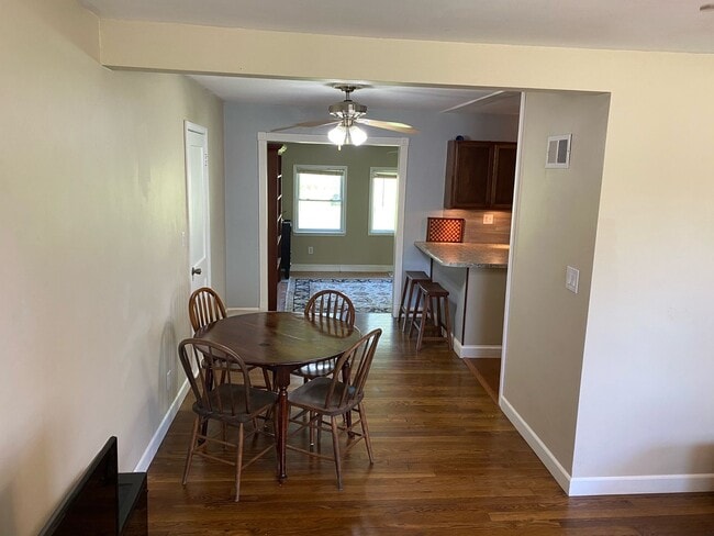 Building Photo - 2 Bedroom Home Quick access to KU MED