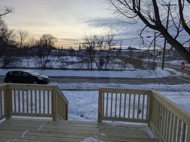 Building Photo - 16 Pine St