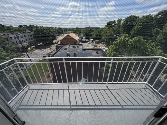 Building Photo - 106 Broad St