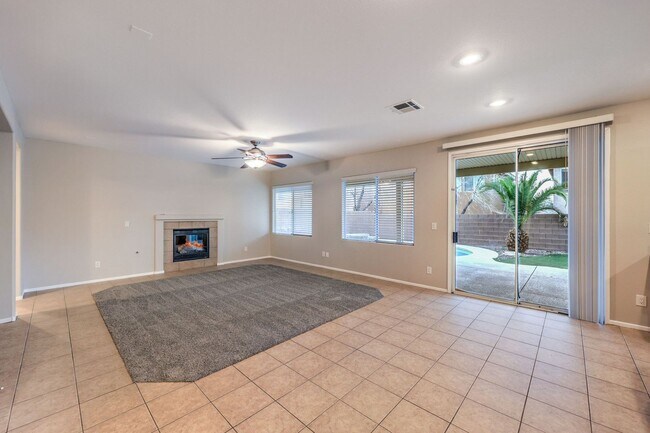 Building Photo - Gorgeous 6Bed/5Bath/4Car, 2-Story Home located in the Mountains Edge