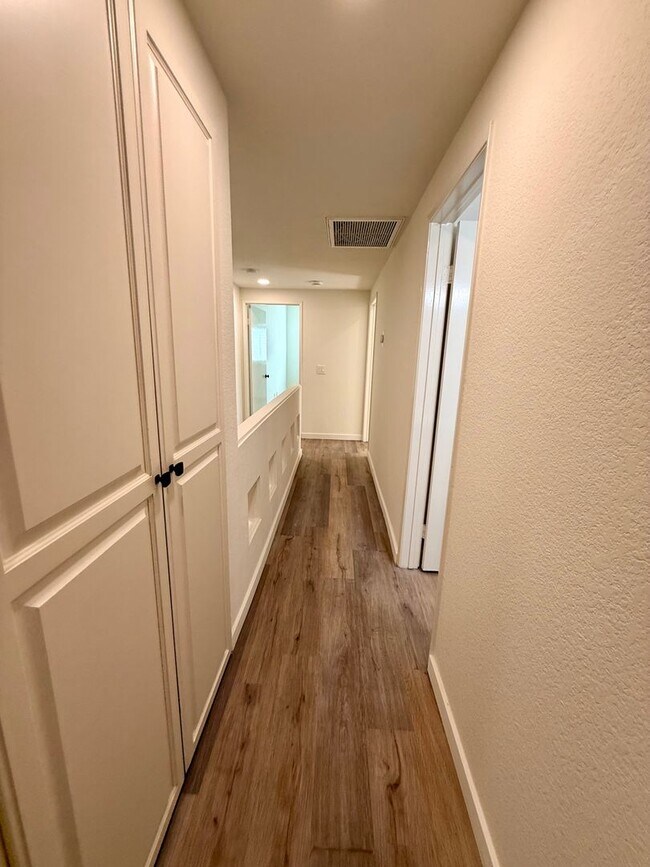 Building Photo - Beautifully Updated 3-Bedroom Tri-Level Co...