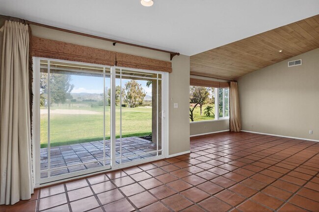 Building Photo - 1525 Fairway Dr