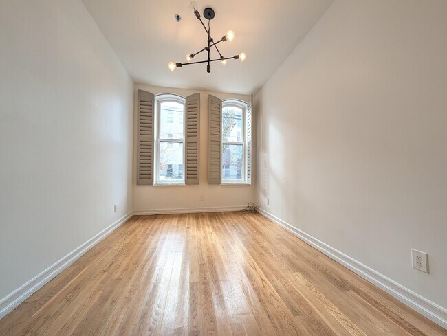 Building Photo - 128 Bright St