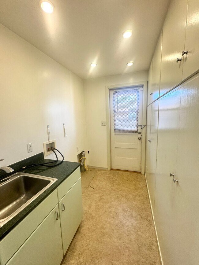 Building Photo - Charming Village Home – Steps from Claremo...