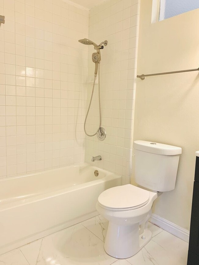 Building Photo - BEAUTIFUL AND SPACIOUS 3BD/2BA HOME IN CLAIREMONT! ONLY $4,295/mo! - Available September