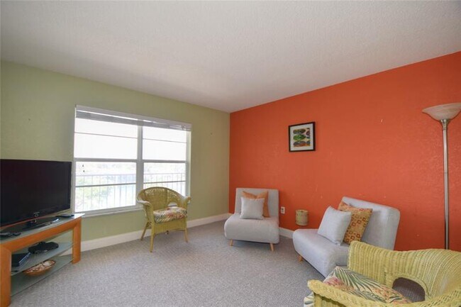 Building Photo - 1021 Hillsboro Mile
