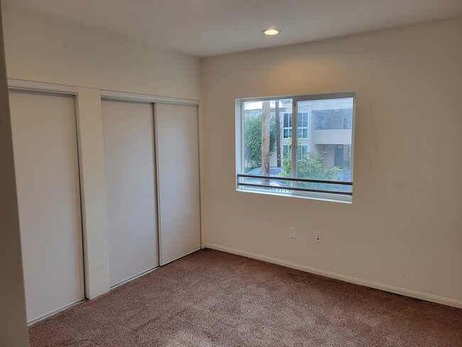 Building Photo - 9126 Langdon Ave