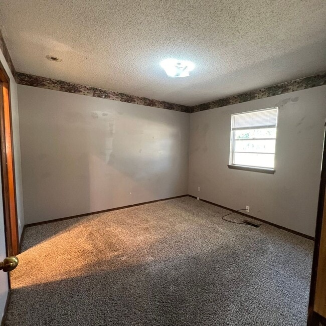 Building Photo - AVAILABLE NOW!