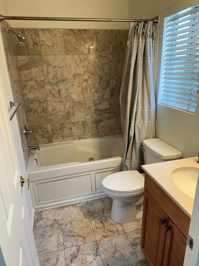 Building Photo - Downtown Brea Townhome