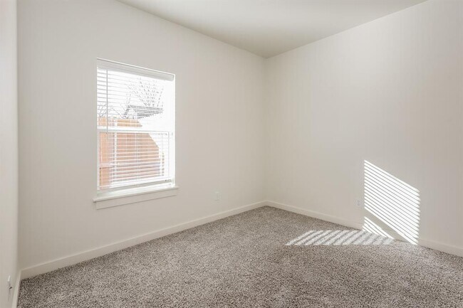 Building Photo - 320 W 3rd St