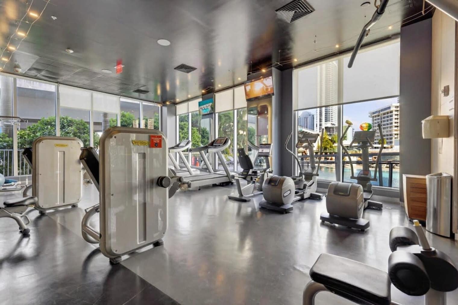 Building Photo - 2601 E Hallandale Beach Blvd