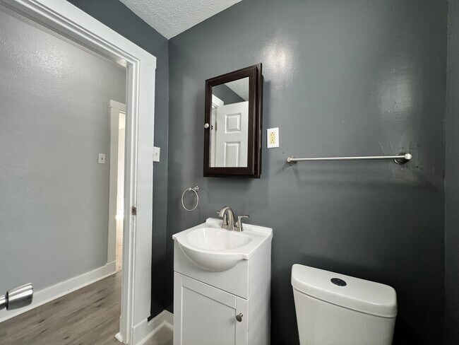 Bathroom - 1413 Margaret St