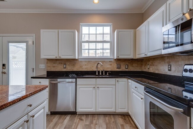 Building Photo - Beautiful Lenox Village Townhome!