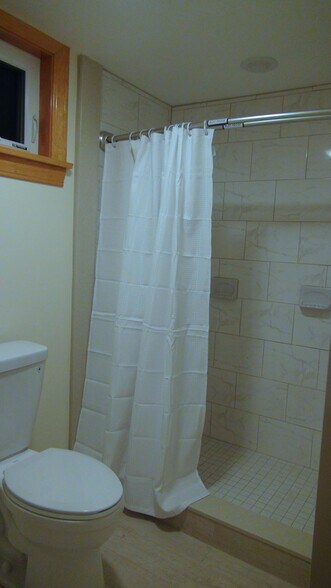 3rd floor full bathroom - 46 Chandler St