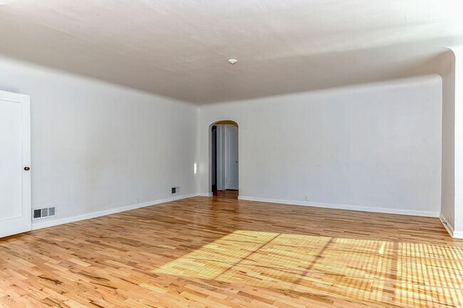 Building Photo - Coveted Northend Location! Spacious 5 bedr...
