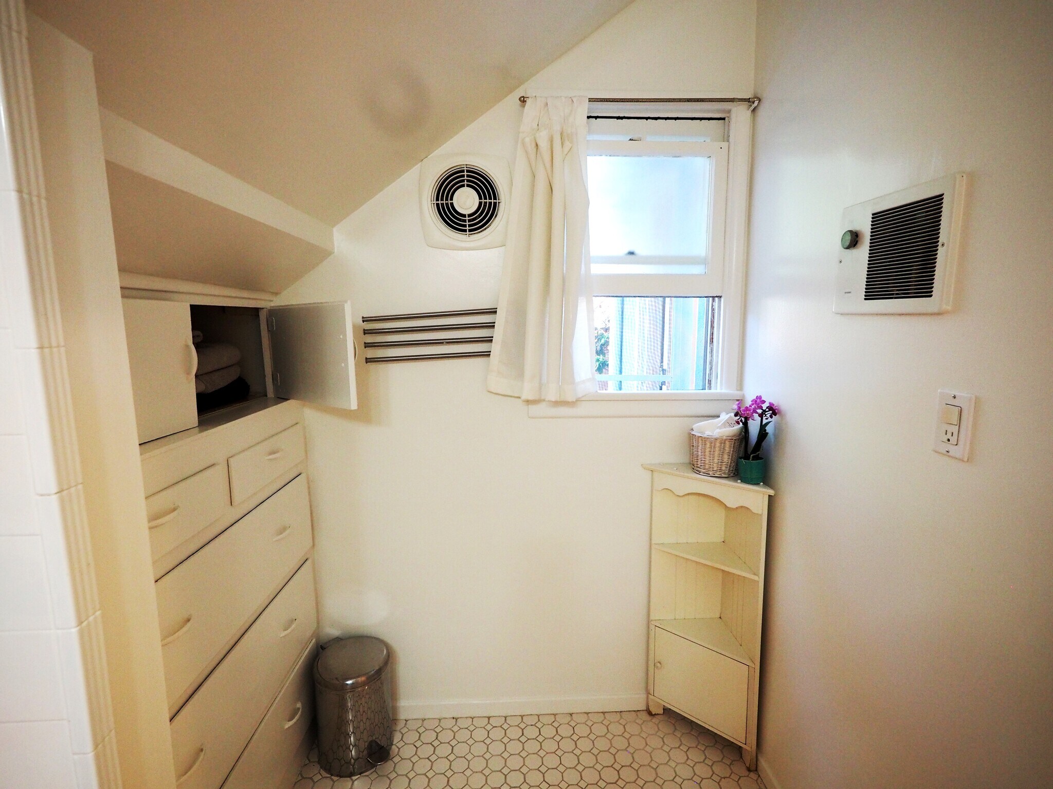 Full bath with shower/tub, built-in drawers, window - 828 7th St