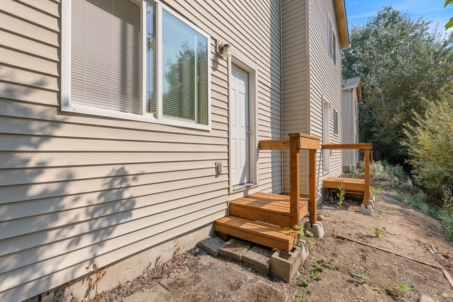 Building Photo - Spacious 2-Bedroom Duplex in SE Portland