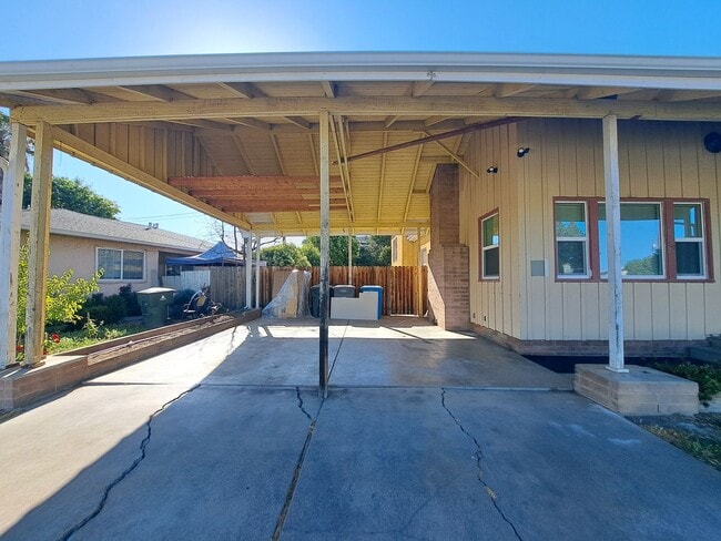 Building Photo - Spacious & Great Design Home in Dixon