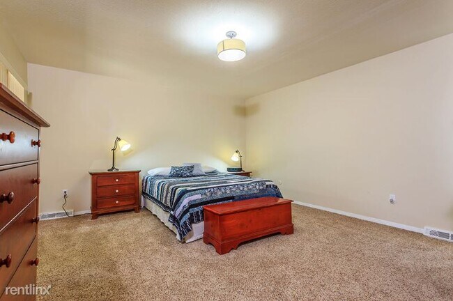 Building Photo - 4 br, 3 bath Townhome - 2851 E. Geddes Pl.